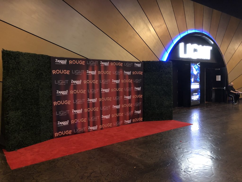 8'x12' Step and Repeat with Hedge Wall
